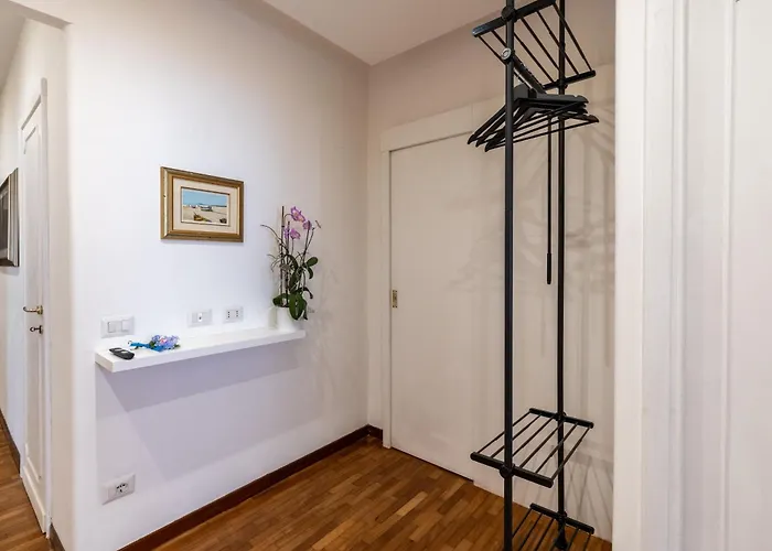Apartment Deluxe - Jacuzzi & Cinema, 500m To Metro B, 6-8 Pax