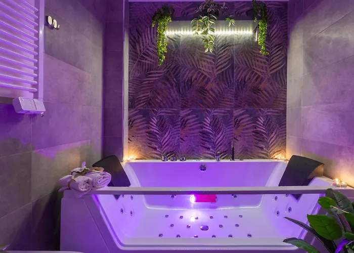 Apartment Deluxe - Jacuzzi & Cinema, 500m To Metro B, 6-8 Pax *