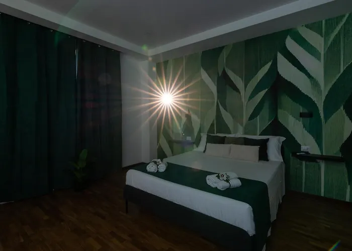 Deluxe - Jacuzzi & Cinema, 500m To Metro B, 6-8 Pax * Rome